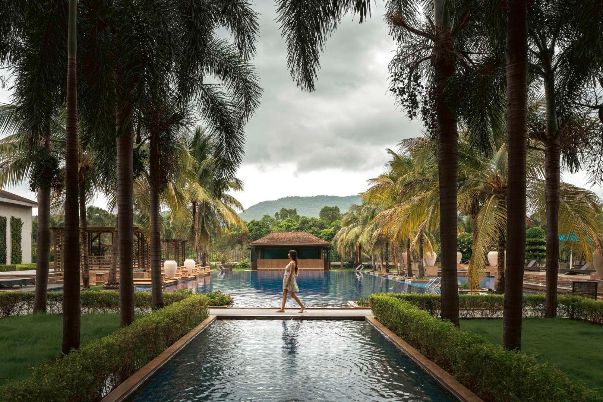 Radisson Blu Plaza Resort & Convention Centre Karjat Exterior photo The pool at the Anantara Golden Triangle Resort