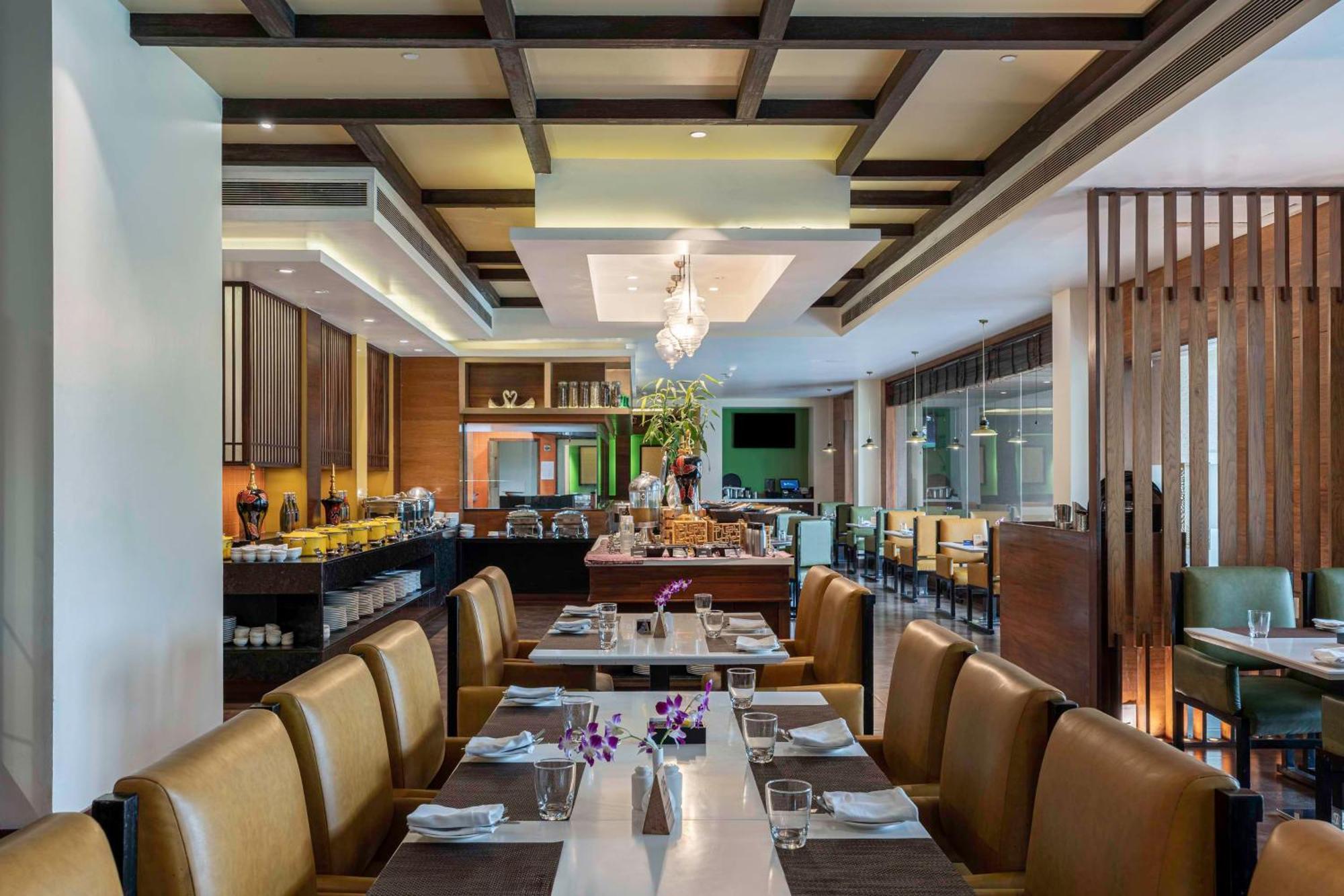 Radisson Blu Plaza Resort & Convention Centre Karjat Exterior photo The restaurant