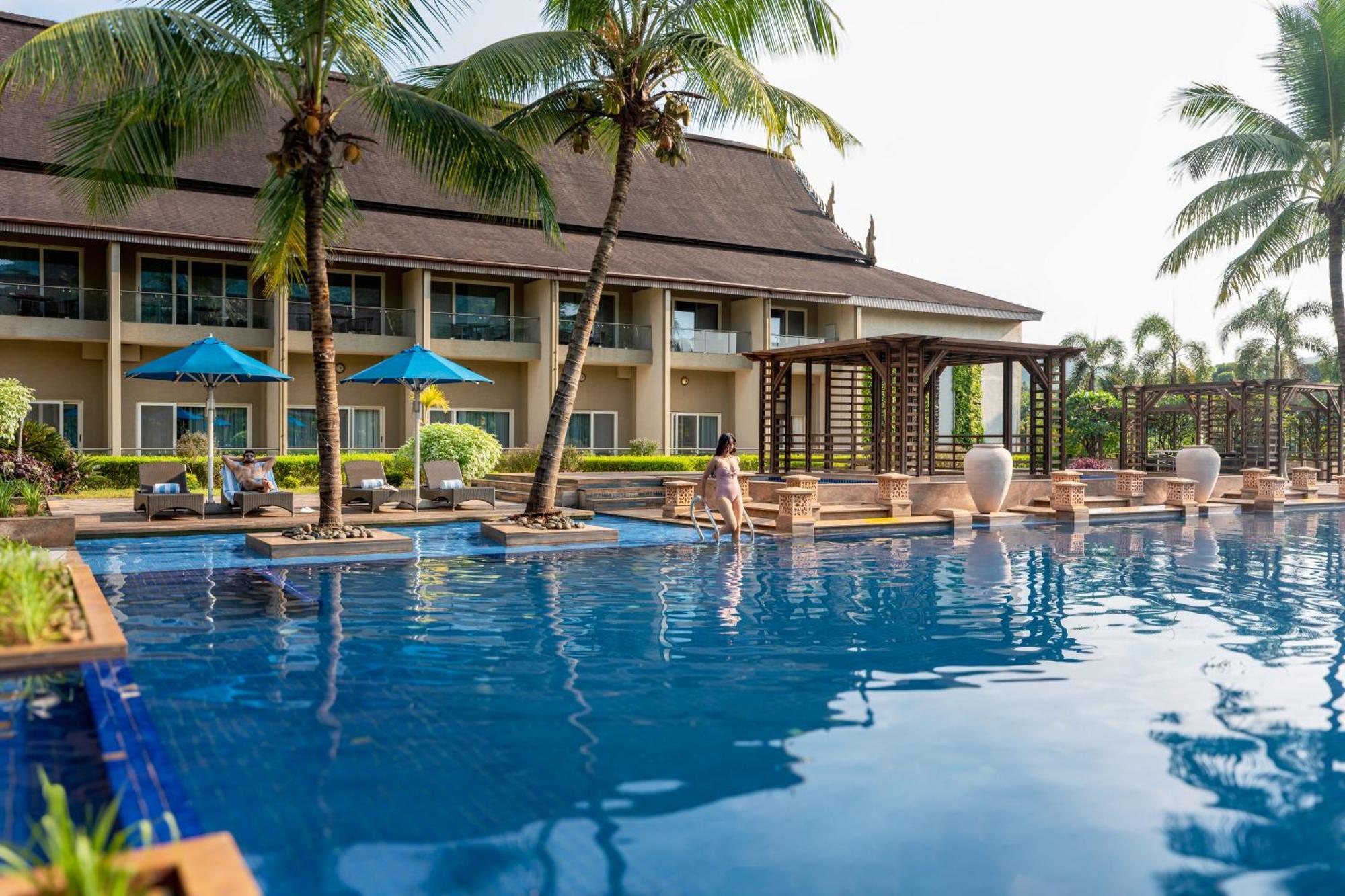Radisson Blu Plaza Resort & Convention Centre Karjat Exterior photo The Royal